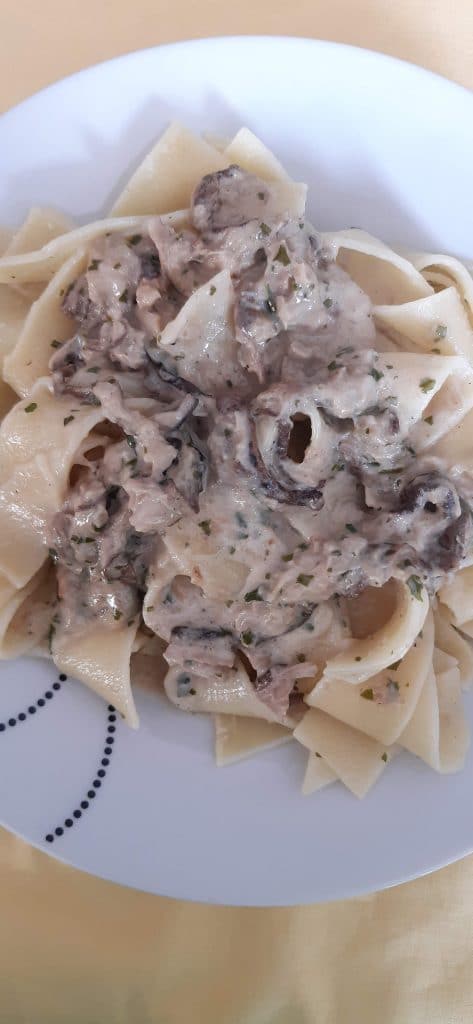 Assiette de pâtes Pappardelle Garofalo et coulemelles à la crème