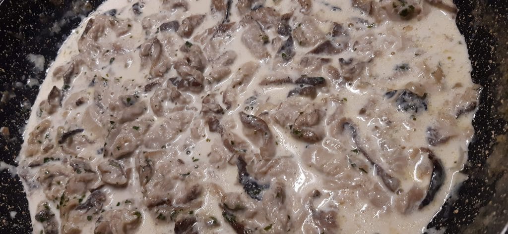 Coulemelles en cuisson dans la crème