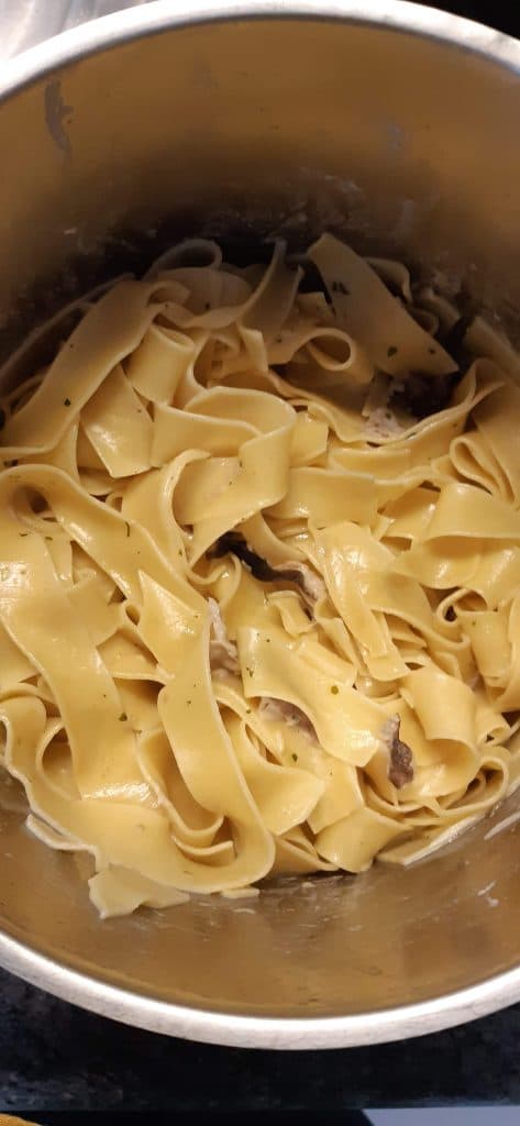 Pâtes Pappardelle Garofalo dans une casserole